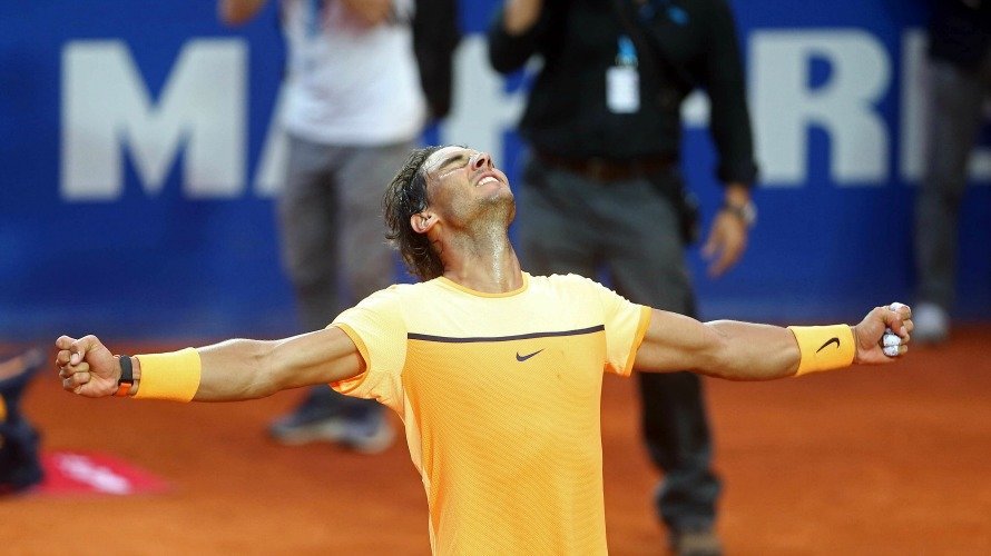 El tenista español Rafael Nadal celebra su victoria en el Barcelona Open Banc Sabadell Trofeo Conde de Godó tras vencer en la final al japonés Kei Nishikori. EFE