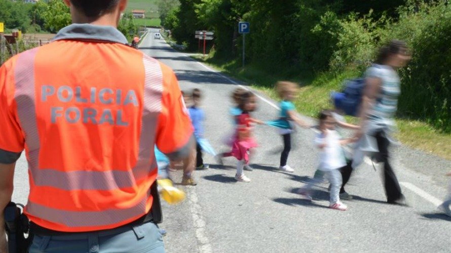 La Policía Foral controlando el paso de unos niños por una carretera de Navarra.