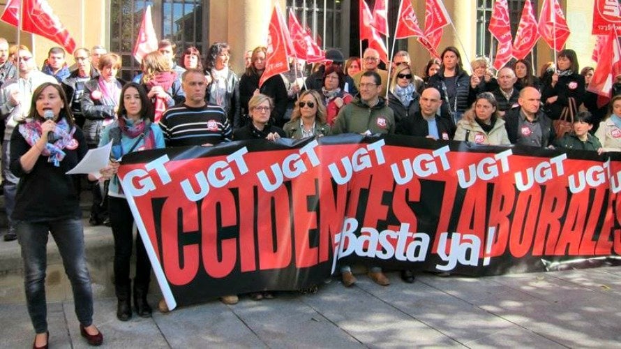 Concentración de UGT en Pamplona.