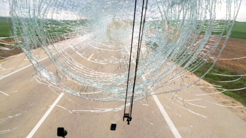 Cristal roto de un autobús de aficionados de Osasuna camino de Alcorcón. (Twitter).