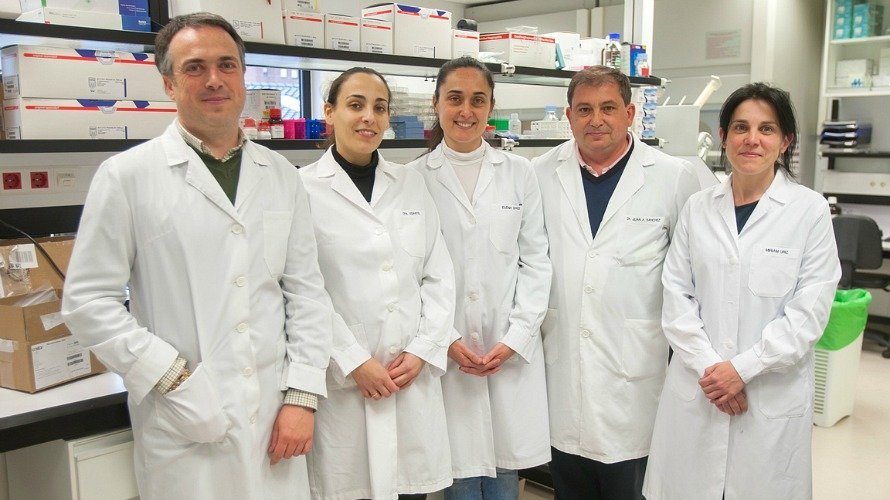 De izquierda a derecha Los investigadores del CIMA Julen Oyarzabal, Irene de Miguel Turullols, Elena Saez de Blas, Juan Antonio Sánchez y Obdulia Rabal.