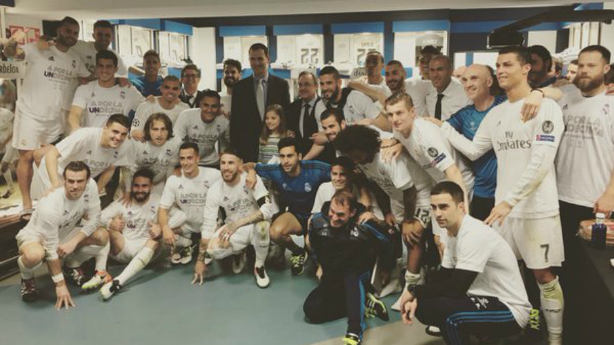 El Rey y la infanta posan con los jugadores del R. Madrid. Twitter.