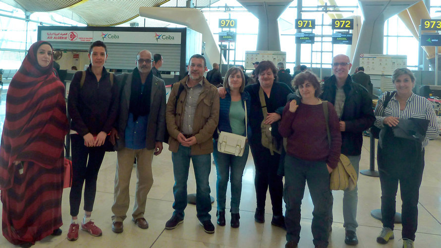 La delegación navarra en el aeropuerto de Barajas, junto a representantes saharauis.