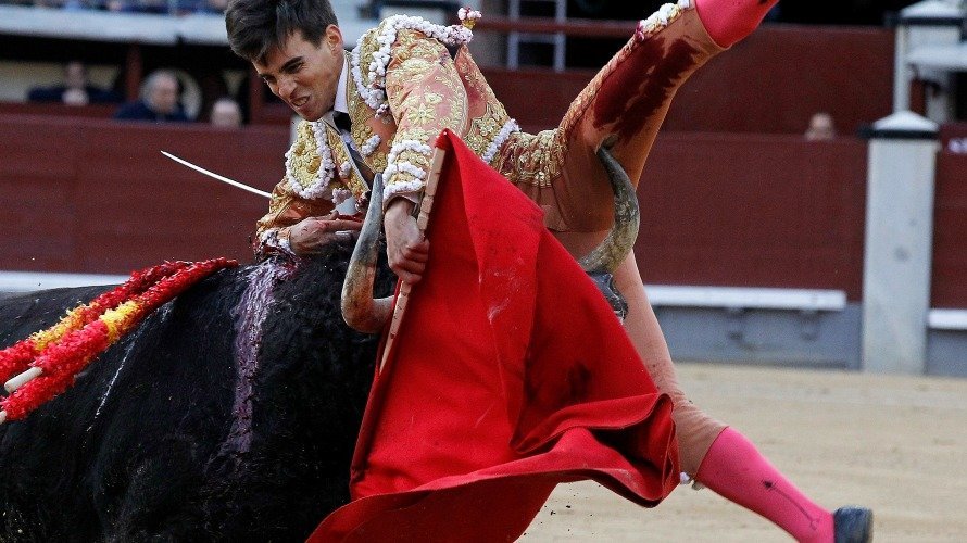 El diestro Gonzalo Caballero sufre una cogida de su primer toro. EFE.KIKO HUESCA