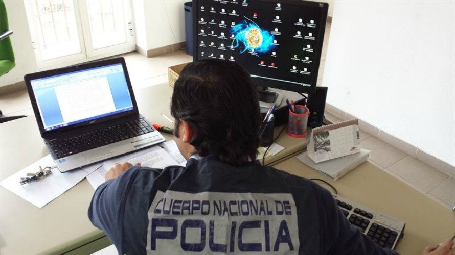 Imagen de un agente de la Policía Nacional controlando casos de delito en internet.