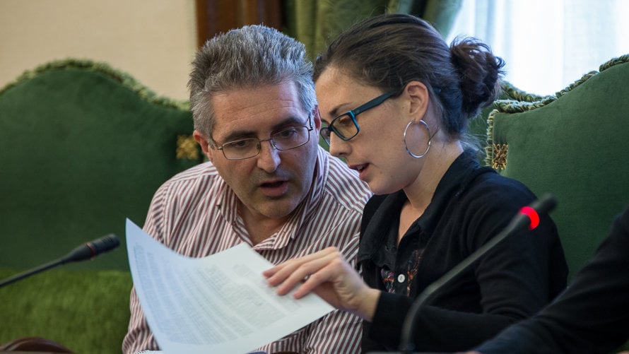 Alberto Labarga y Laura Berro en una reunión en el Ayuntamiento de Pamplona el pasado mes de mayo. IÑIGO ALZUGARAY