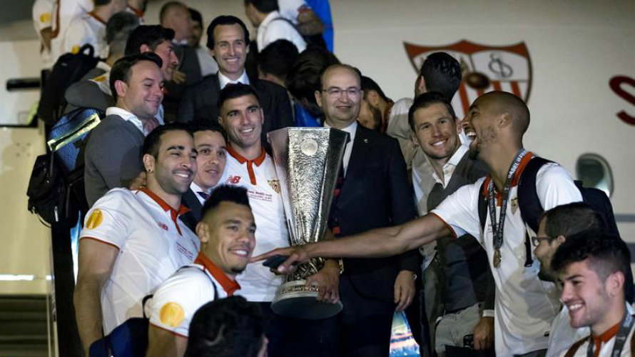 El Sevilla llega de madrugada al aeropuerto hispalense tras su título de Europa League. Efe.