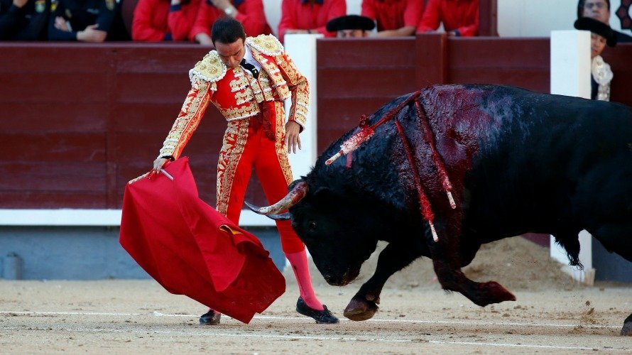 El torero valenciano Enrique Ponce da un pase de muleta a su primer toro. EFE. JAVIER LIZÓN