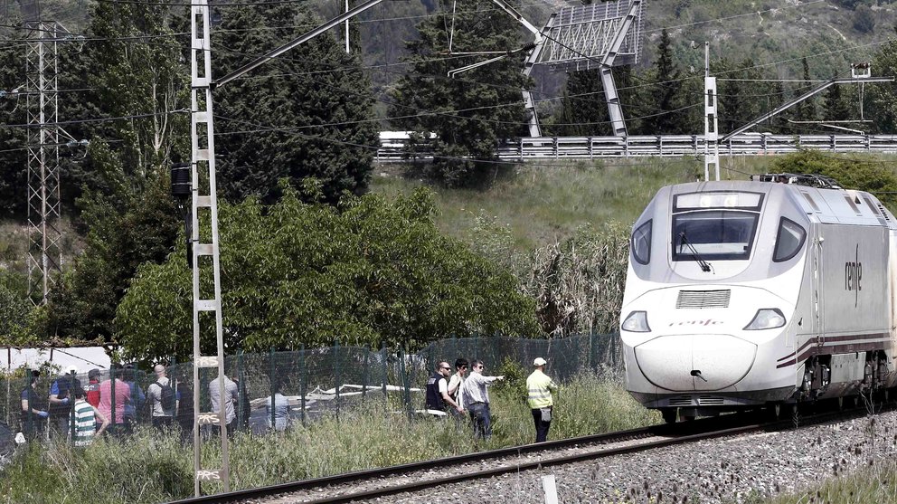 GRA244. BERRIOSUSO (NAVARRA), 21/05/2016.- Efectivos de la Policia Judicial de la Policia Foral en el lugar donde una niña de corta edad ha fallecido a consecuencia de las heridas que ha sufrido al ser atropellada por un tren entre Pamplona y Zuasti, a la altura del punto kilómetro ferroviario 184,700, en las proximidades de la localidad navarra de Berriosuso. La menor ha sido arrollada por el tren Intercity que va desde Barcelona hasta Irún, que ha permanecido detenido en el lugar durante una hora. EFE/Jesús Diges
