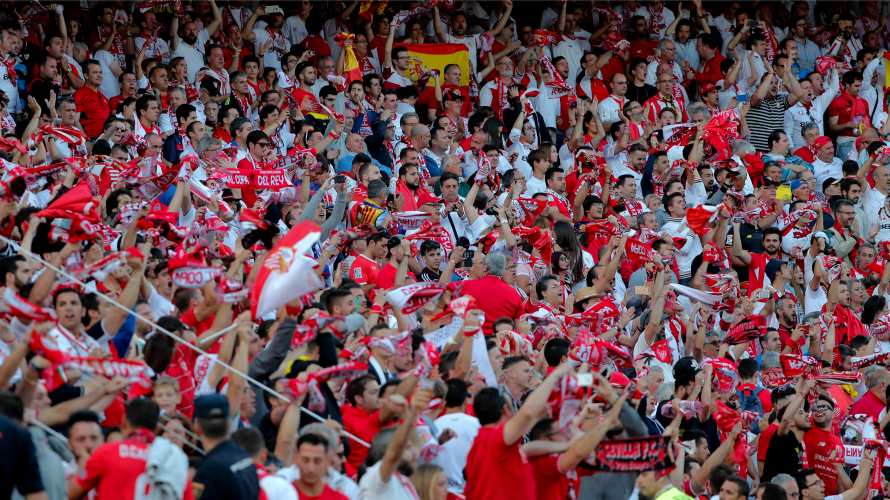 La afición del Sevilla FC en las gradas del estadio Vicente Calderón, en Madrid, donde esta noche se disputa la final de la Copa del Rey entre el Sevilla FC y el FC Barcelona. EFE