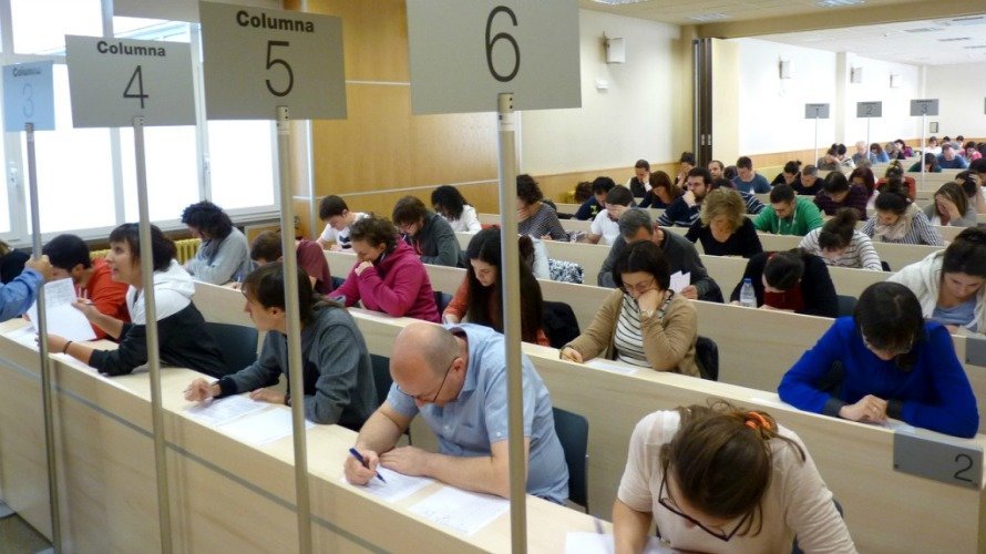 Un grupo de alumnos al inicio de los exámenes de mayo en la UNED de Pamplona.