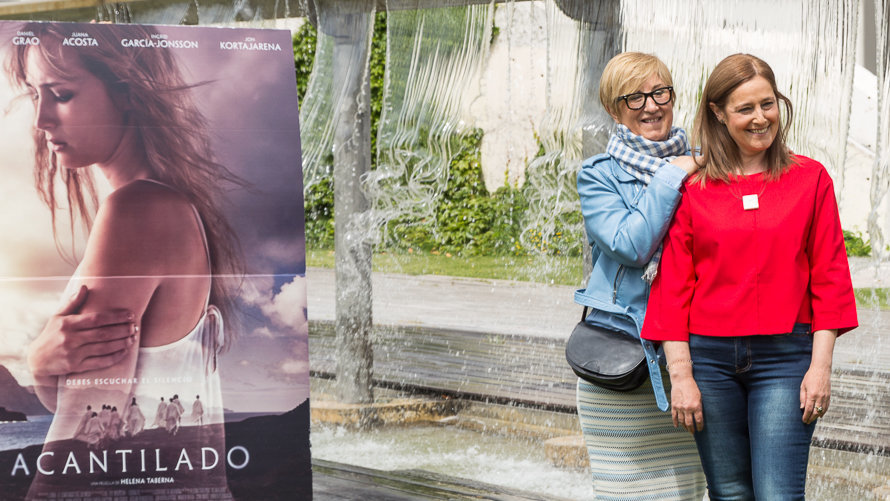 La directora navarra Helena Taberna, en compañía de la actriz Maiken Beitia, presenta en Pamplona su película _Acantilado_ que se estrenará en los cines el próximo 3 de juni (14)