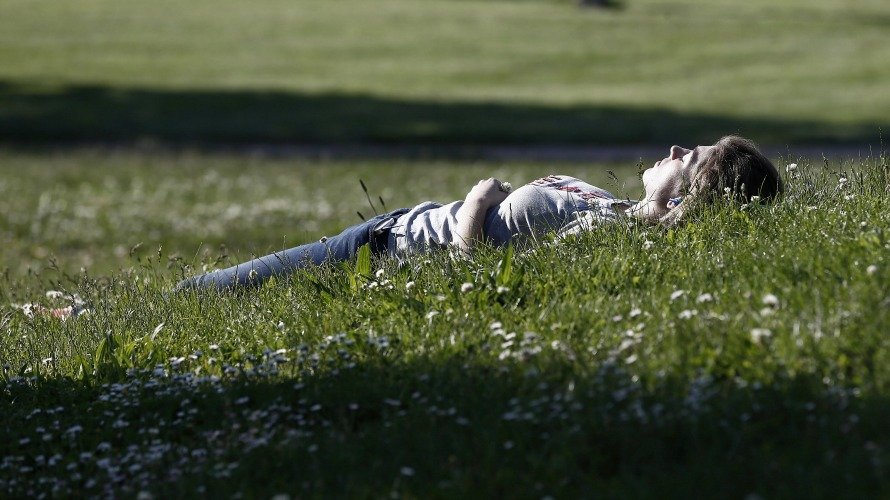 Una mujer disfruta de una tarde soleada en Pamplona. EfeDiges