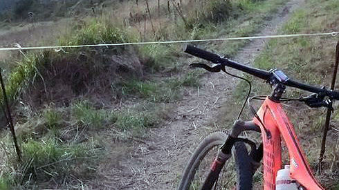 Cable anticiclistas colocado en un monte de Cantabria donde murió un ciclista