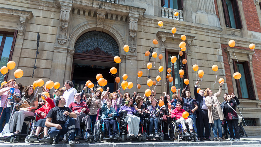 Suelta de globos al cielo de Pamplona para celebrar el día de la Esclerosis Múltiple(10). IÑIGO ALZUGARAY