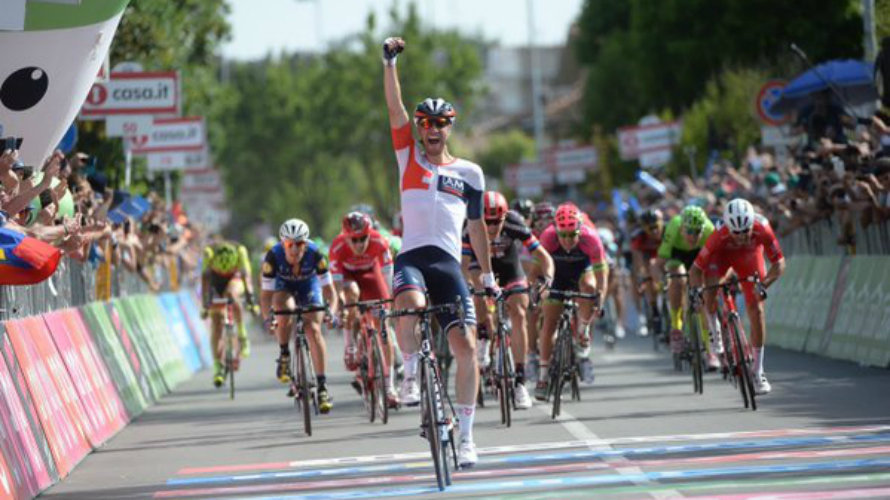 Esprint en la etapa del Giro de Italia. Twitter Giro