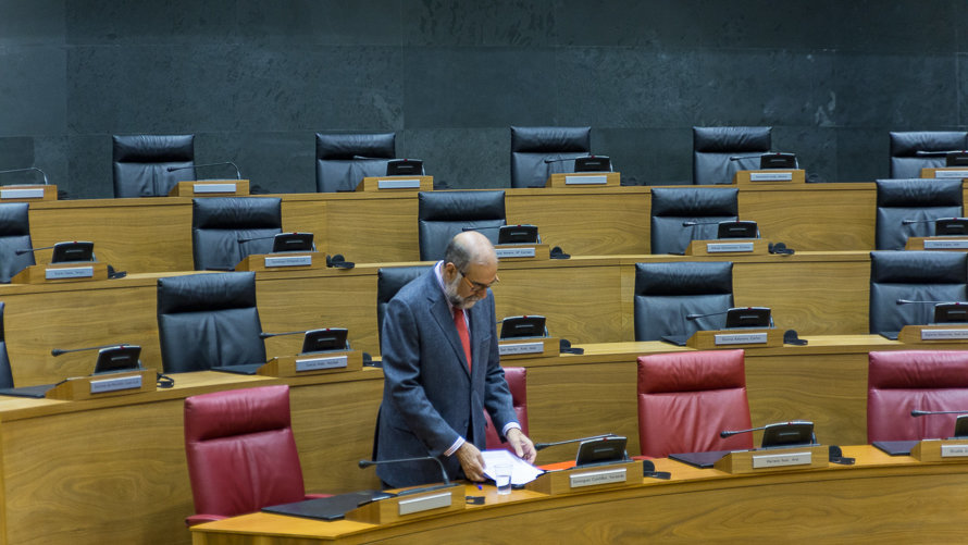 Fernando Domínguez, consejero de Salud, en el pleno del Parlamento de Navarra. (3). IÑIGO ALZUGARAY