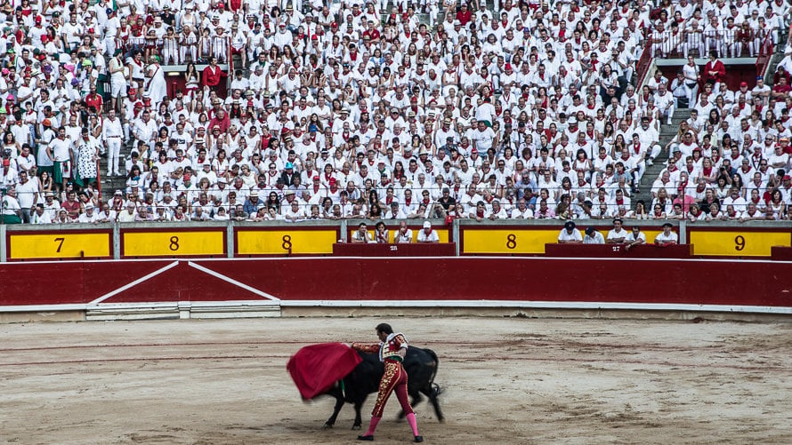 Un momento de una corrida de toros en la plaza de toros de Pamplona durante San Fermín en los Sanfermines de 2015. ÍÑIGO ALZUGARAY