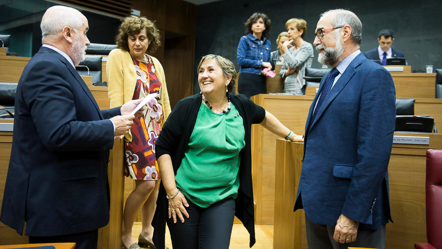 Los consejeros Mendoza y Domínguez hablan con Marisa de Simón y Fátima Andreo. PABLO LASAOSA