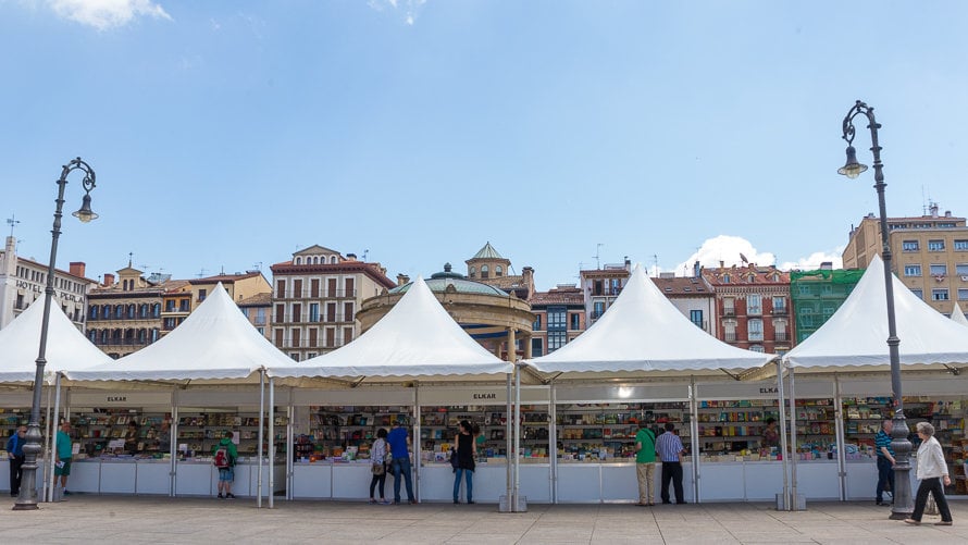 La Plaza del Castillo acoge la XV Feria del Libro de Pamplona en la que participan 12 librerías de la ciudad.(30). IÑIGO ALZUGARAY