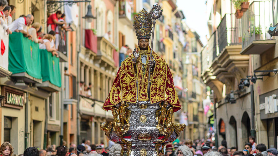 Un momento de la procesión del santo en San Fermín durante los Sanfermines de 2015. PABLO LASAOSA