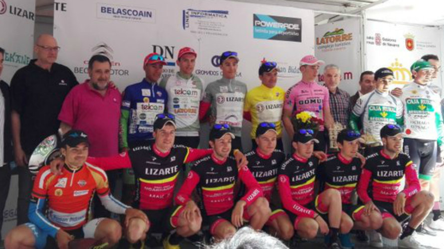 Pódium con los ganadores de la Vuelta a Navarra. Twiter.