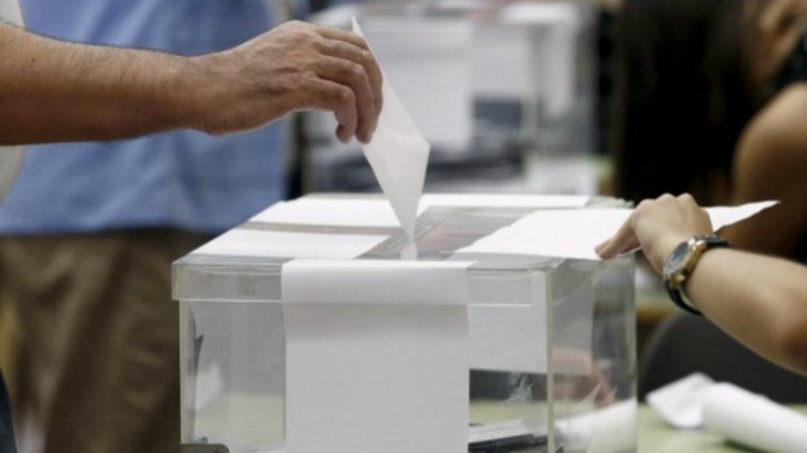 Un ciudadano deposita su voto en la urna electoral. EFE