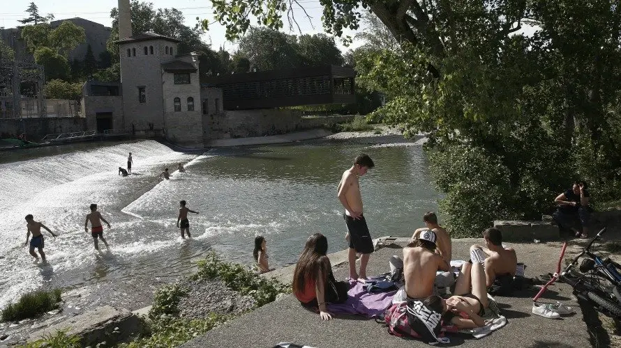 Un grupo de jóvenes disfrutando del verano a orillas del Arga. EFE