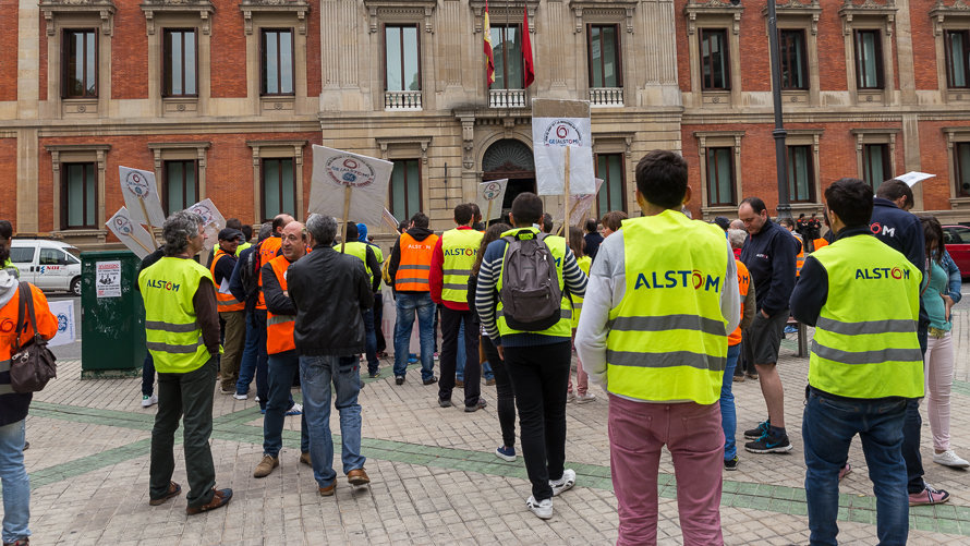 Concentración de trabajadores de General Electric Buñuel contra el cierre de la planta.  IÑIGO ALZUGARAY