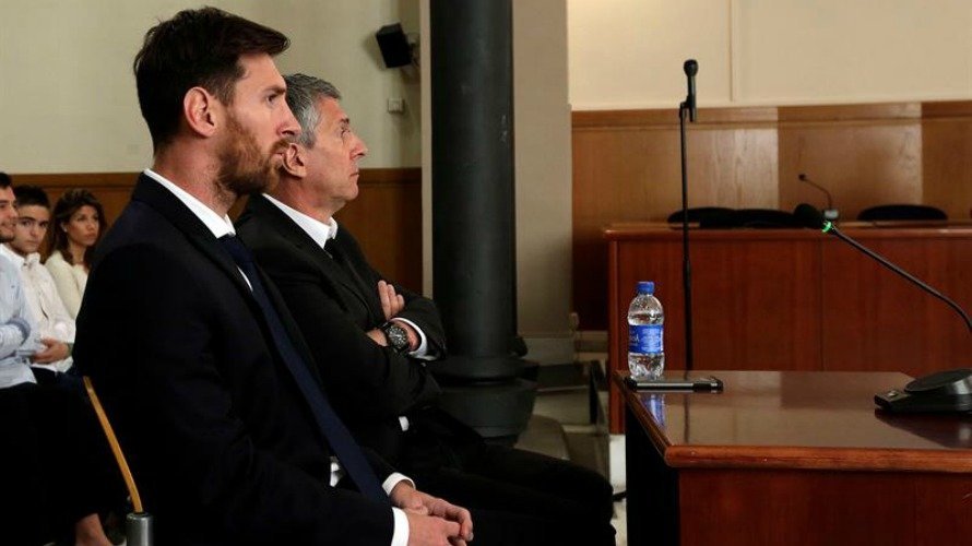 Lionel Messi junto a su padre. Efe