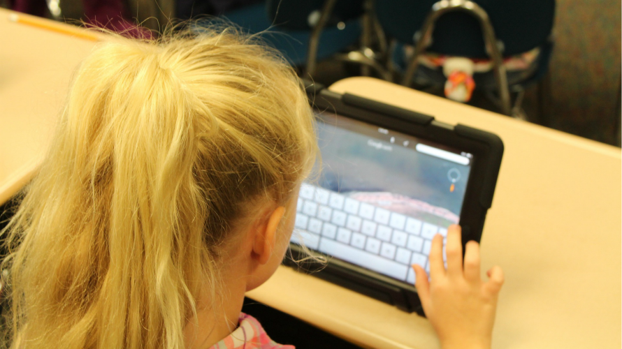 La AEP aconseja acompañar a los niños en el uso de las tecnologías. PIXABAY