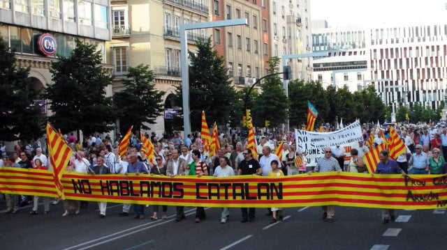 Cientos de personas protestan contra la imposición del catalán en Aragón.