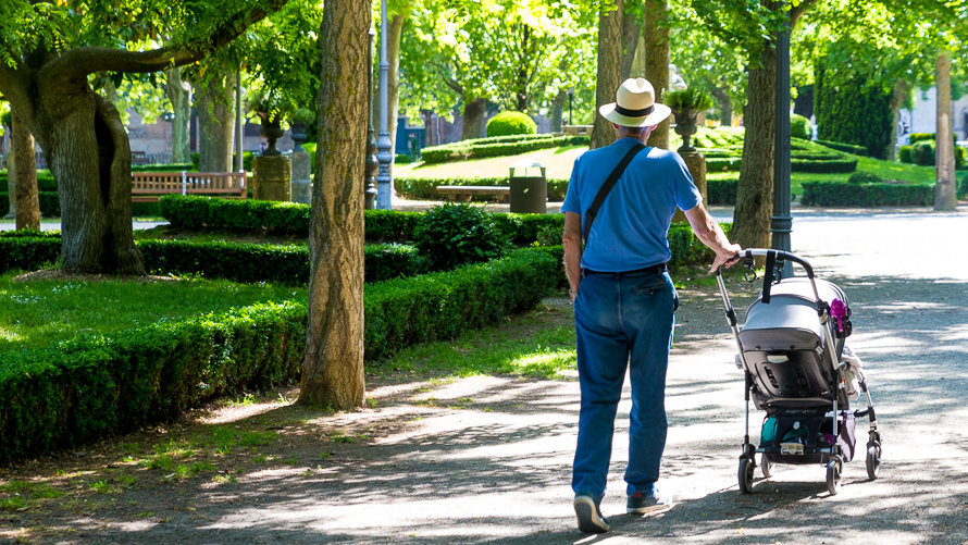 Tiempo. Un abuelo pasea con la silleta de su nieta en el parque de La Taconera. (1). IÑIGO ALZUGARAY