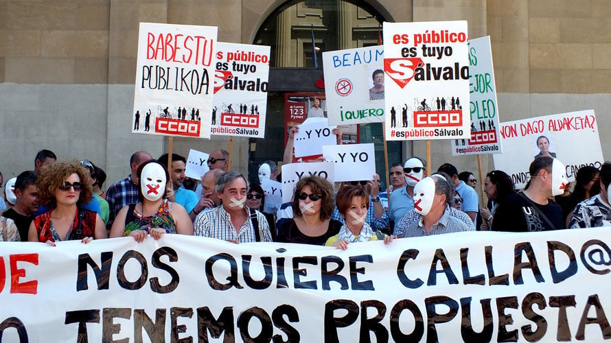 CCOO se manifiesta frente al Palacio de Navarra en defensa de los derechos de los pensionistas. S. REDíN  (5)