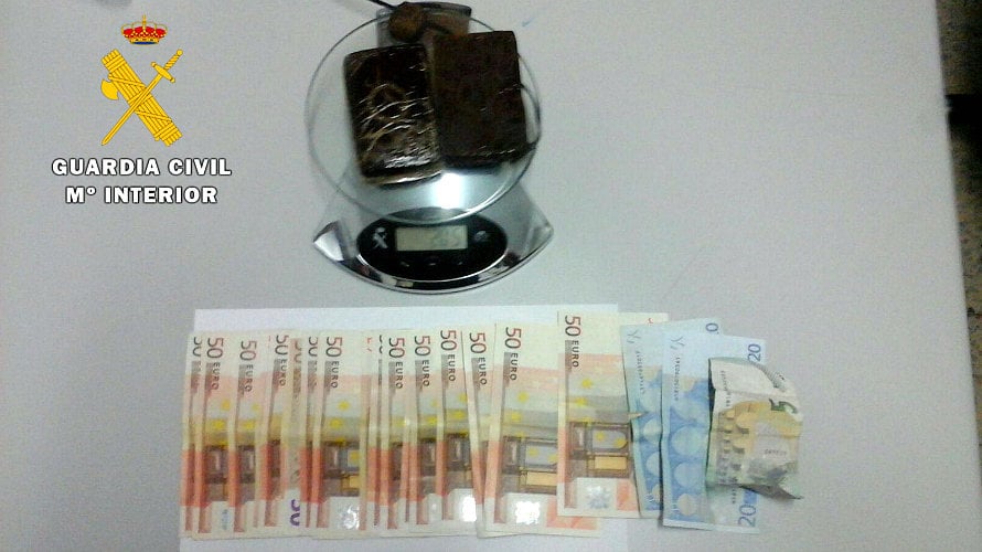 Detenido en un control de tráfico tras ser sorprendido con 207 gramos de hachís y 1.055 euros en metálico.