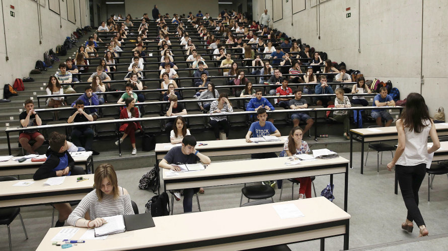 Un total de 2.909 estudiantes navarros se examinan desde hoy de las últimas pruebas de selectividad en la Universidad Pública de Navarra. EFEJesús Diges 3