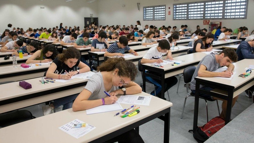 Una imagen de estudiantes antes de iniciarse la prueba en el Aula 09 del campus de Arrosadia, en Pamplona. 4