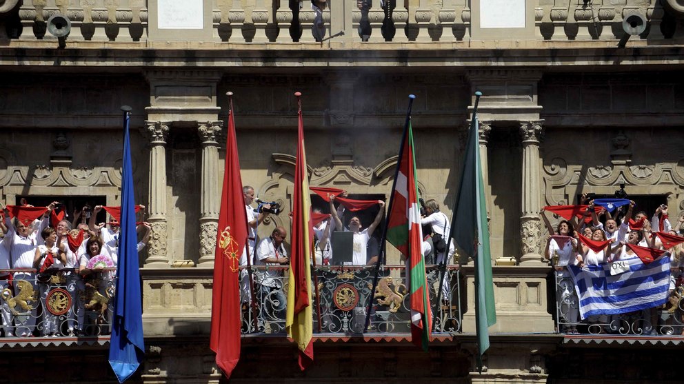 A rocket signalling the beginning of the San Fermin festival is fired between the Basque and Spanish flags at the town hall in Pamplona, Spain July 6, 2015. The San Fermin festival, best known for its daily running of the bulls, kicked off on Monday with the traditional "Chupinazo" rocket launch and will run until July 14. REUTERS/Vincent WestCODE: X00957Chupinazo en las fiestas de San Fermin50/cordon press