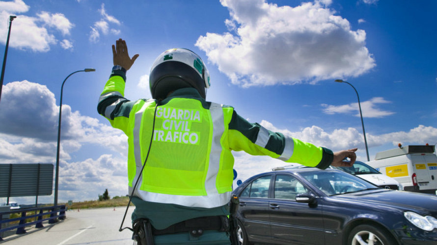 La Guardia Civil ha detenido a un conductor de ambulancias por conducir borracho de camino al hospital. LA SEXTA