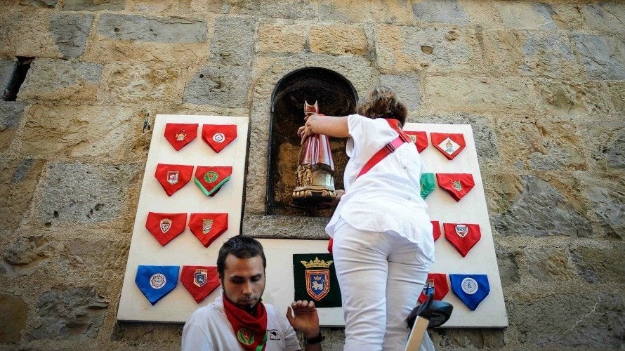 Mariví coloca al santo en la hornacina de Santo Domingo. REUTERS