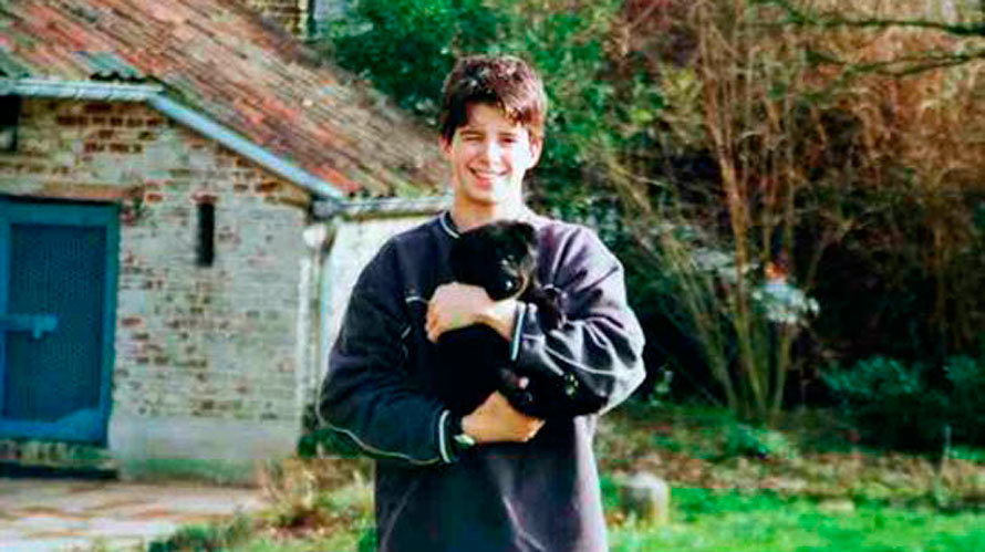 El joven con Birdy delante de la casa de su abuela en la fotografía original cuando el chico tenía 15 años.