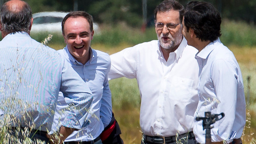 El Presidente en funciones Mariano Rajoy junto a Javier Esperza y miembros de la coalición UPN-PP visitan Tudela. PABLO LASAOSA 01