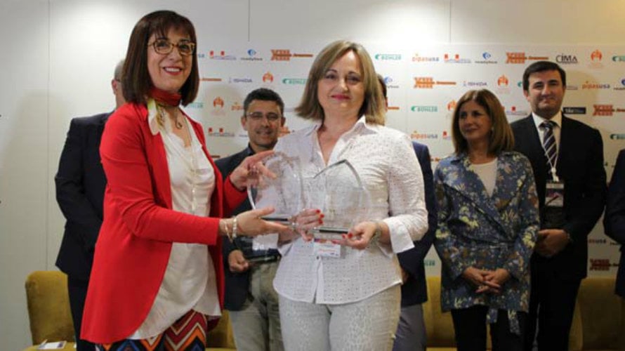 Eva Sangüesa (dcha), de marketing de Apex, recoge el premio - copia