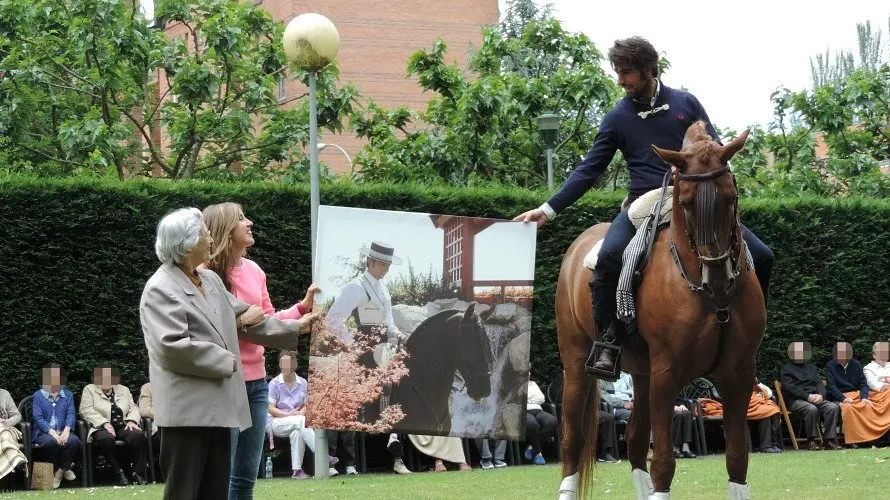 Roberto Armendáriz actúa para los residentes de una residencia de ancianos en Pamplona.