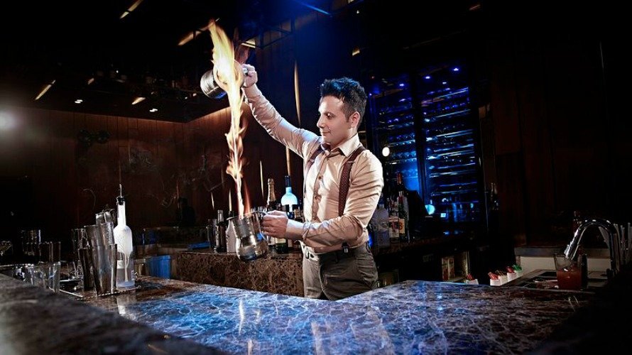 Atilla Iskifoglu es el campeón mundial de barman haciendo malabares.