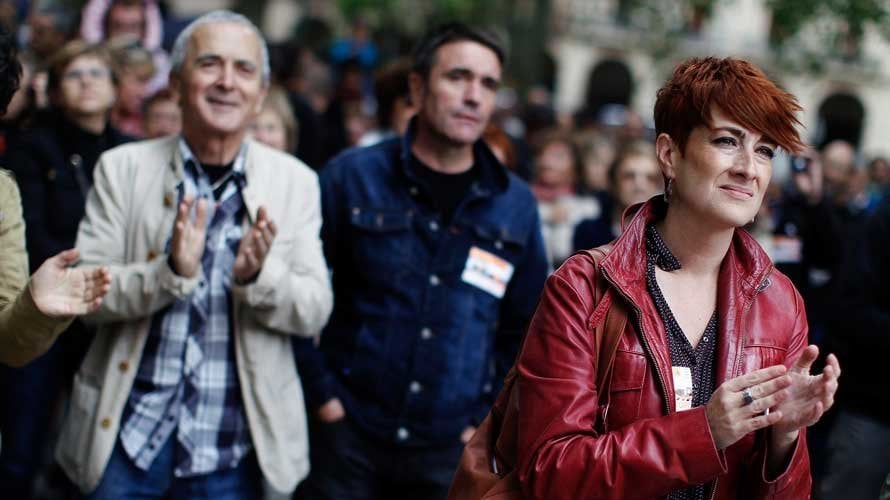 La candidata al Congreso por EH Bildu en Navarra, Bakartxo Ruiz, ha participado, junto a sabino Cuadra, en una manifestación en contra de la política de dispersión de los presos de ETA convocada por Sare en Pamplona. EFE/Iván Aguinaga