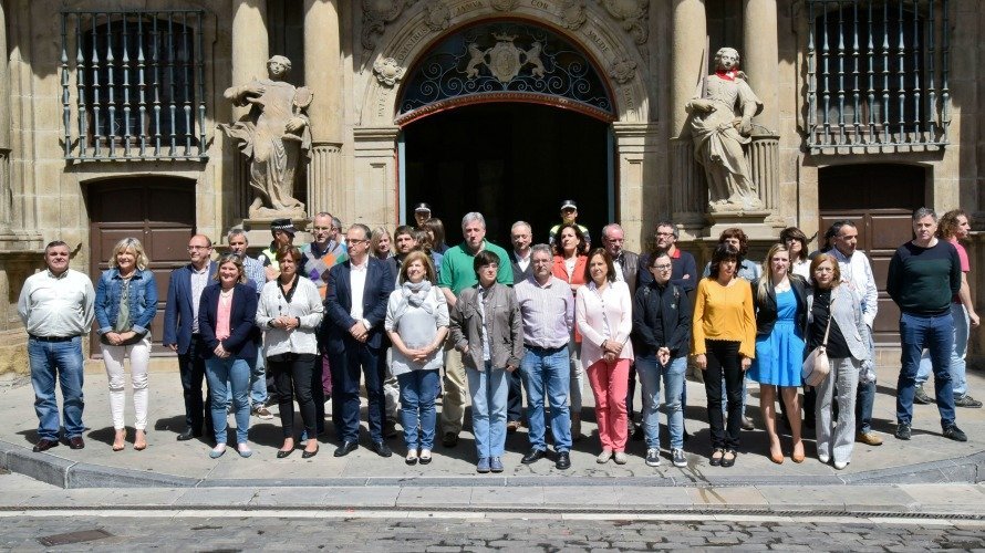 Minuto de silencio en el Ayuntamiento de Pamplona con motivo del Día Mundial de los Refugiados.