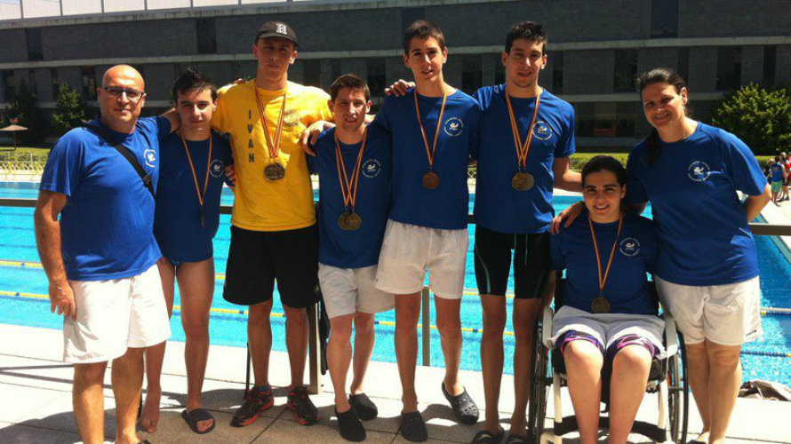 Participantes del equipo Ardoi de natación adaptada. Fnda.net