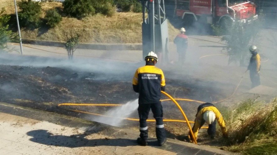 Bomberos apagando el incendio de Echavacoiz (2). PABLO OJER