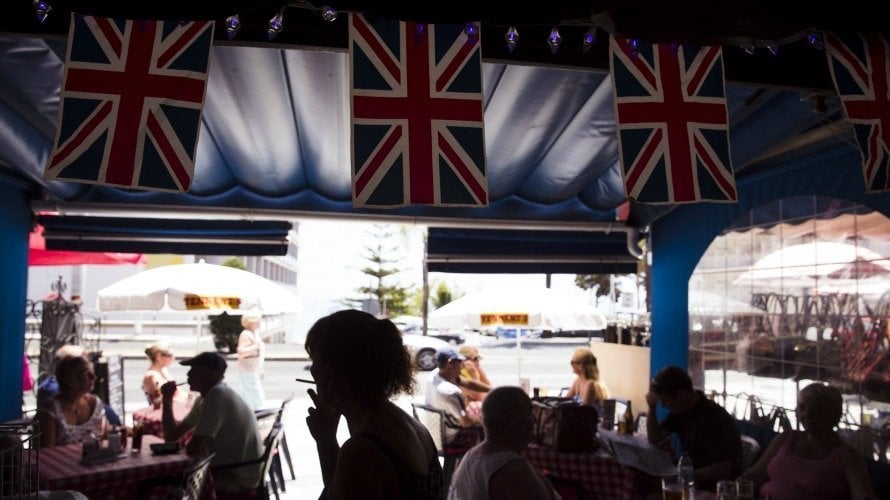 Turistas británicos en la terraza de un pub inglés en Benalmádena (Málaga). EFE